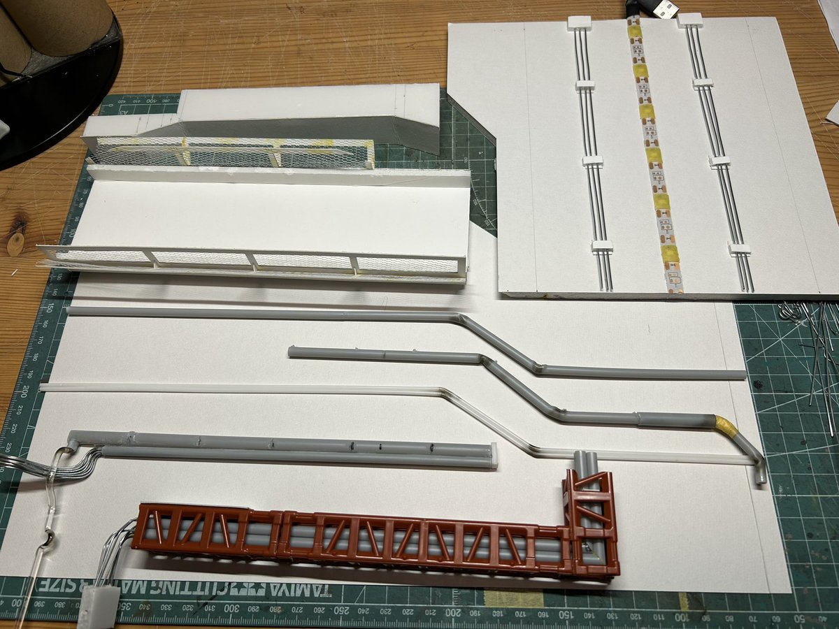 uzi173's tweet photo. #ジオラマ 
都心環状線ジオラマ製作！
プラパイプ、プラ棒、針金で配線や配管等を再現してみました😃
全て再現するのは難しいので所々アレンジしてます😅
次は塗装をしていきます👍 https://t.co/YbNIntP9Iu