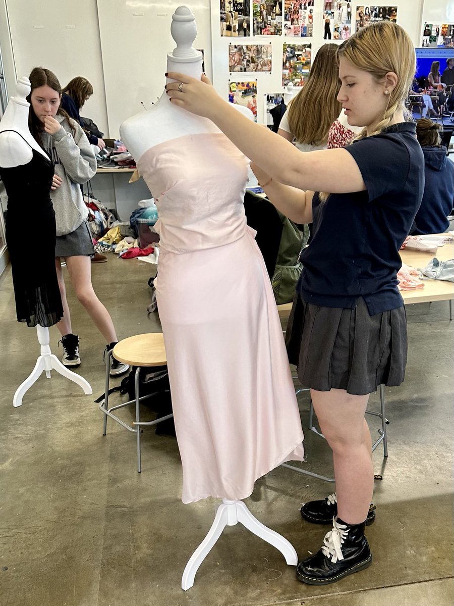 klundstromatmv's tweet photo. Hard at work in #MVUpper 🧵🪡Fashions and Fiber course - last push towards final assessment. The “show” is next week 💙#cantwait ⁦@TheMVSchool⁩ #learningbydoing https://t.co/ulUDph2RIo