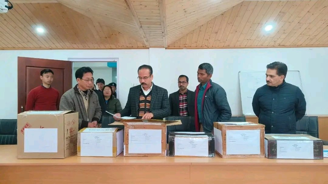 airnews_gangtok's tweet photo. CEO #Sikkim D. Anandan and district officials assess readiness for #GeneralElection2024 in #Gyalshing District. Inspection covers strong rooms and Form-12 collection. Security and efficiency emphasized, with a call for continued vigilance and adherence to #Election guidelines. https://t.co/FMFand3qiU