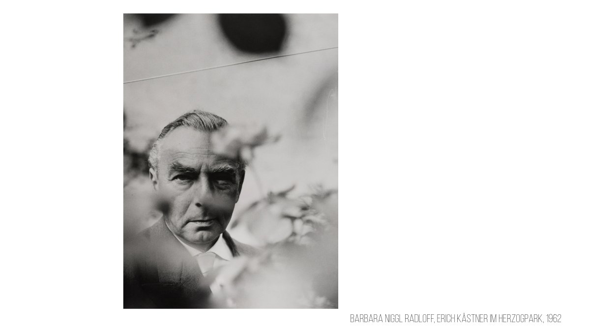 #onthisday Heute vor 125 Jahren wurde Erich Kästner geboren. In München entstanden diese beiden Fotografien von 1962 aus unserer Sammlung: von Stefan Moses, auf welcher er mit einer (seiner?) Katze zu sehen ist &amp; von Barbara Niggl Radloff, die Erich Kästner im Herzogpark zeigt.