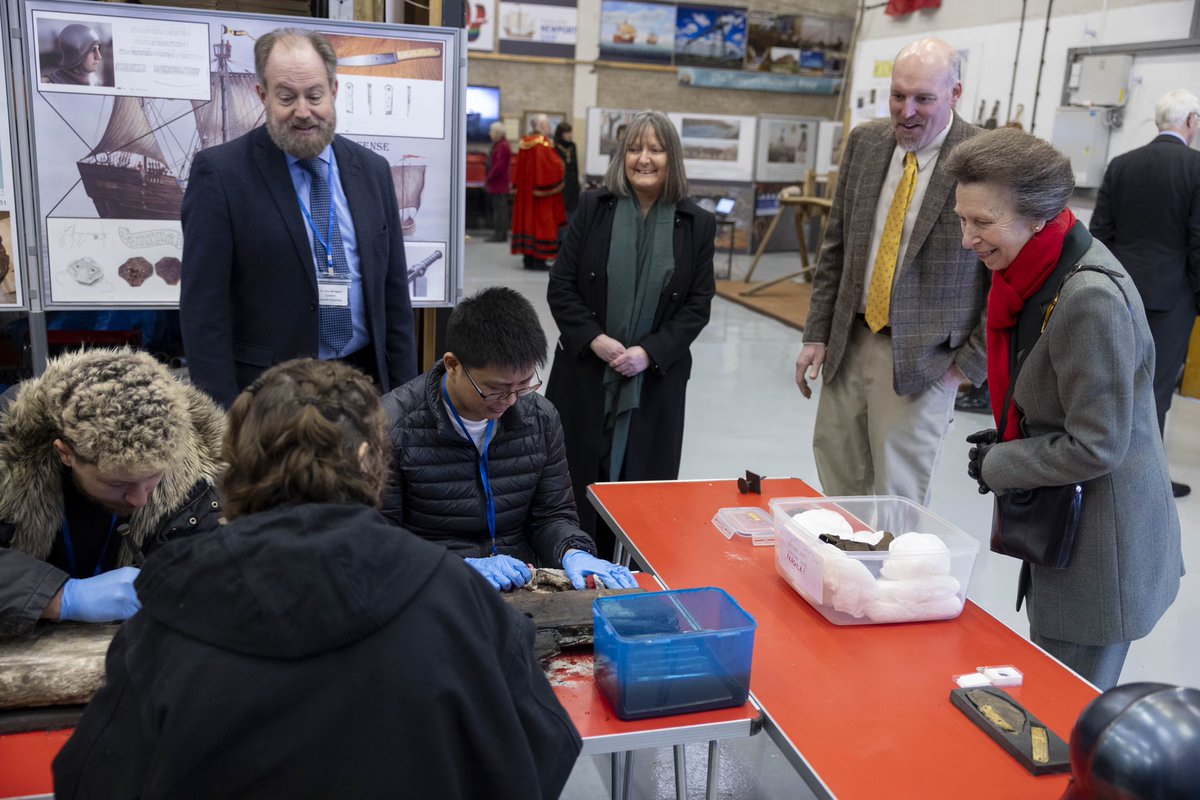 Two weeks ago four Masters students from Cardiff University Conservation department, alongside lecturer @NordgrenEric, supported Dr Toby Jones and @NewportShip with a royal visit from Princess Anne. She spoke to Eric and the students about the work they are doing on the ship.