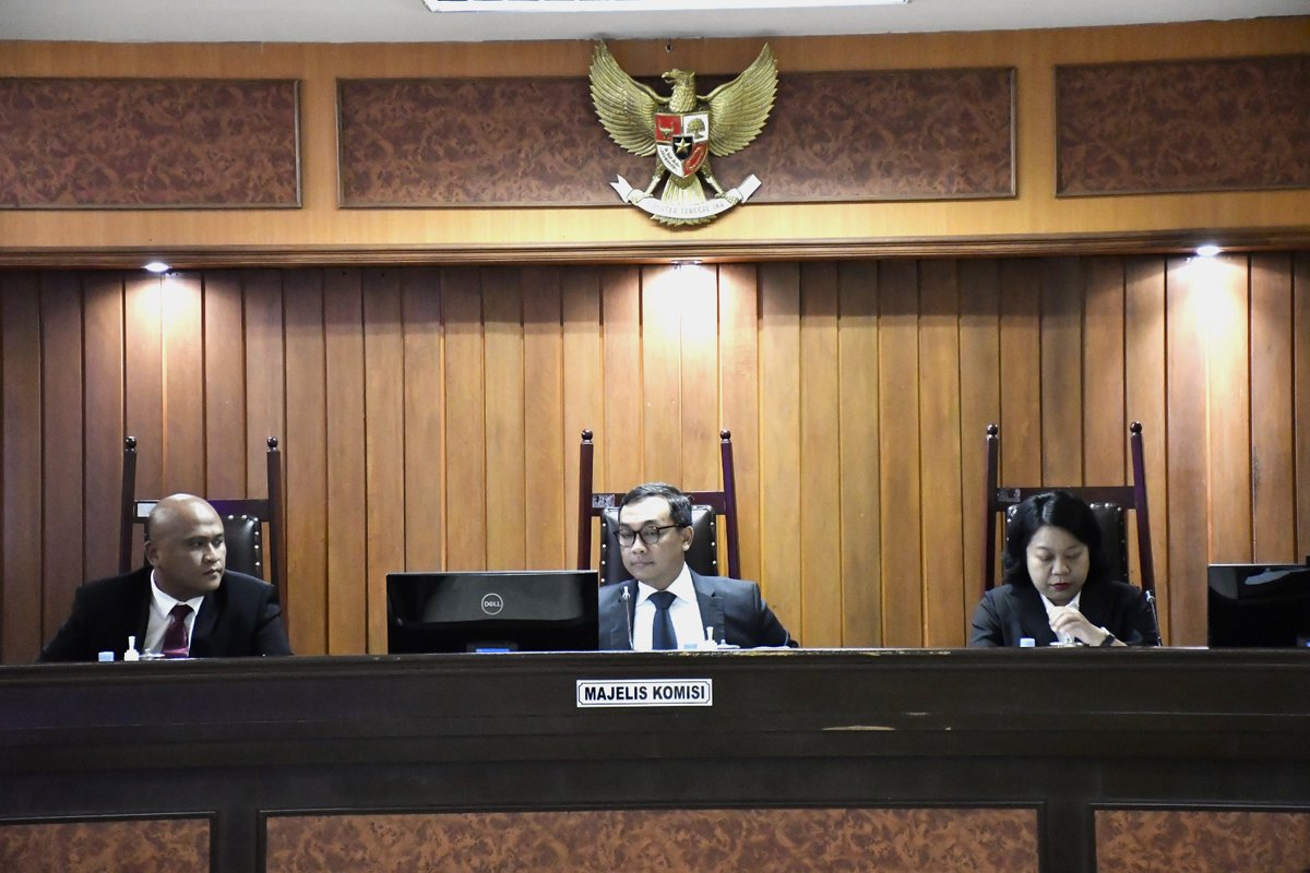 KPPU's tweet photo. Jakarta (23/2) – Perkara Nomor 20/KPPU-I/2023 tentang Dugaan Pelanggaran Pasal 5 Undang-Undang Nomor 5 Tahun 1999 (UU No. 5/1999) terkait Kesepakatan Tarif Penyediaan Jasa Depo Peti Kemas di Pelabuhan Panjang Lampung mulai disidangkan Komisi Pengawas Persaingan Usaha (KPPU) pada hari Kamis, 22 Februari 2024 di Kantor KPPU Jakarta.

Selengkapnya: https://t.co/NnNI3pZ3Ro