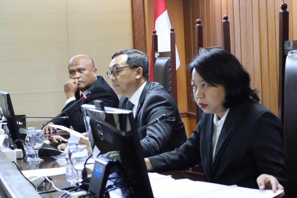 KPPU's tweet photo. Jakarta (23/2) – Perkara Nomor 20/KPPU-I/2023 tentang Dugaan Pelanggaran Pasal 5 Undang-Undang Nomor 5 Tahun 1999 (UU No. 5/1999) terkait Kesepakatan Tarif Penyediaan Jasa Depo Peti Kemas di Pelabuhan Panjang Lampung mulai disidangkan Komisi Pengawas Persaingan Usaha (KPPU) pada hari Kamis, 22 Februari 2024 di Kantor KPPU Jakarta.

Selengkapnya: https://t.co/NnNI3pZ3Ro