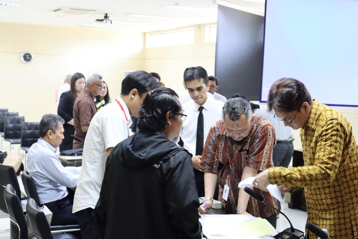 KPPU's tweet photo. Jakarta (23/2) – Perkara Nomor 20/KPPU-I/2023 tentang Dugaan Pelanggaran Pasal 5 Undang-Undang Nomor 5 Tahun 1999 (UU No. 5/1999) terkait Kesepakatan Tarif Penyediaan Jasa Depo Peti Kemas di Pelabuhan Panjang Lampung mulai disidangkan Komisi Pengawas Persaingan Usaha (KPPU) pada hari Kamis, 22 Februari 2024 di Kantor KPPU Jakarta.

Selengkapnya: https://t.co/NnNI3pZ3Ro