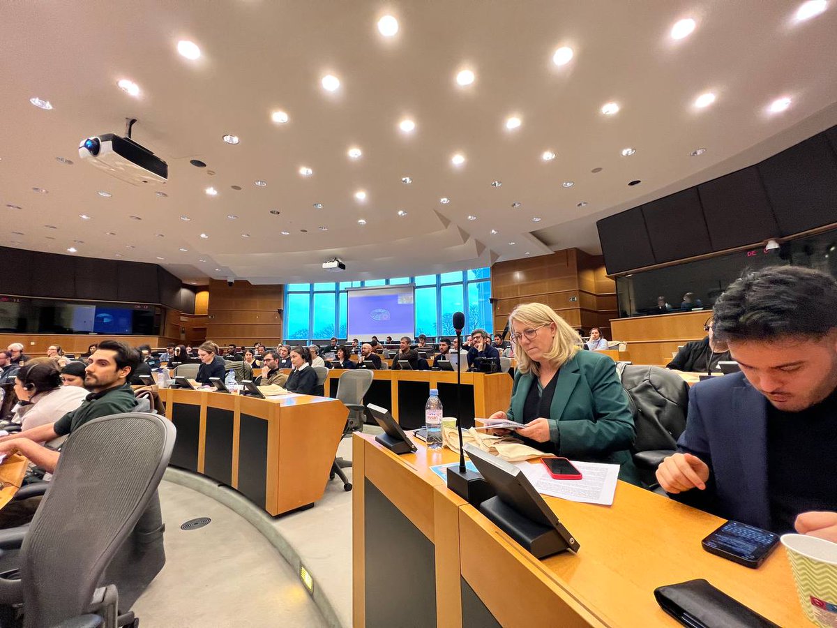 SimonnetDeputee's tweet photo. 📣 "Don't let Uber make the law !"

Au forum #StopUberisation organisé par @leilachaibi @Left_EU, les travailleurs des plateformes ont voulu porter un message : Macron, qui agit en lobbyiste d'Uber, doit cesser de torpiller la directive qui leur garantirait le droit au salariat ! https://t.co/egPWG9uHjS