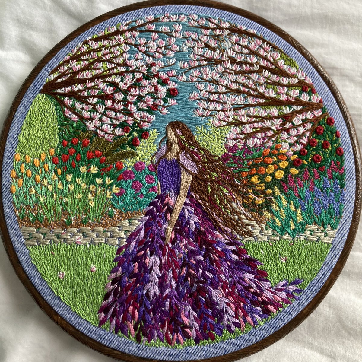 The needle is down 🪡 and my second embroidery of 2024 is finished… clearly I’m channeling my love of spring and colour in this one… 😉🧵🌿🌸🌷🌱
*all completely freehand stitched without patterns, paint or guides, just threads. 
#stitchedart #thesewingsongbird