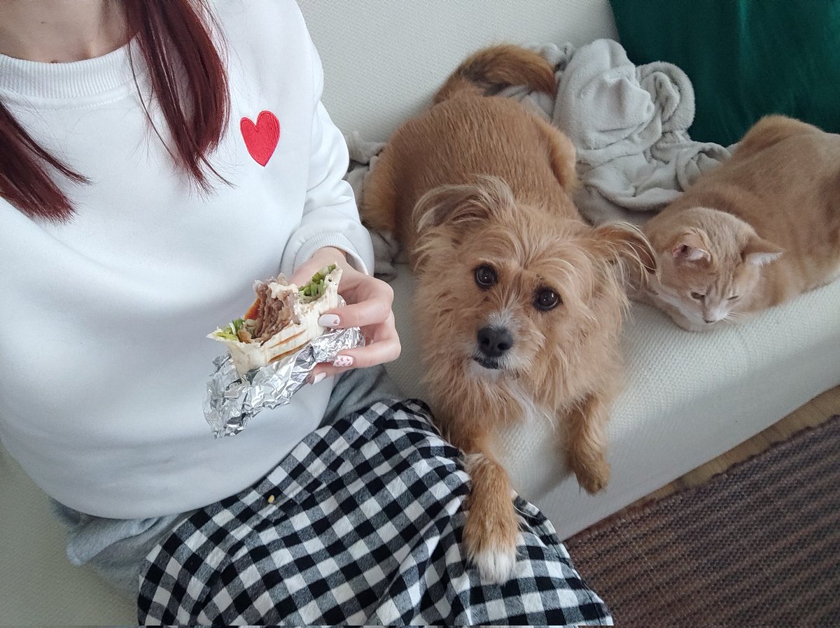 Maša odobrava i krajnje suptilno žica šapicom.