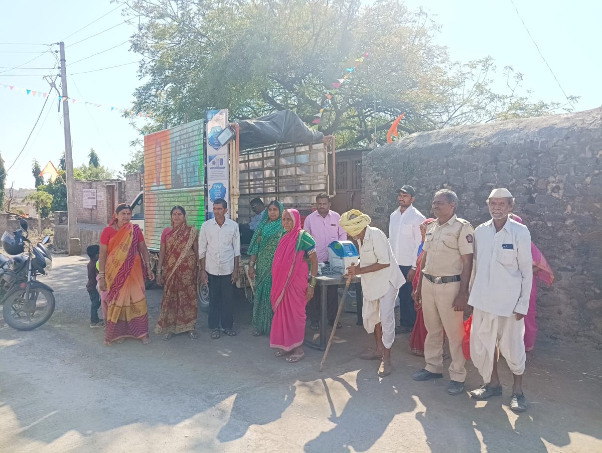 DEO_Latur's tweet photo. मा. भारत निवडणूक आयोग यांच्या आदेशान्वये दि. १० डिसेंबर, २०२३ ते दि. २९ फेब्रुवारी, २०२४ या कालावधीत राज्यभर सर्व मतदारसंघांमध्ये #EVM Van द्वारे #EVM_VVPAT संबंधी माहिती आणि प्रात्यक्षिकांमार्फत जनजागृती. #evm #ballotunit #bulletproof #shield #controlunit #vvpat #deolatur https://t.co/fKUDAflWeI
