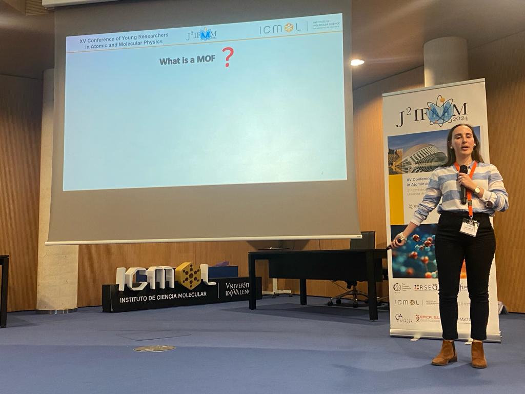 We are enjoying now the oral presentation of Carmen Rosales, from Instituto de Ciencia Molecular (ICMol-UV)  titled “Understanding the growth of Zr Multivariate Metal-Organic Frameworks” #J2IFAM2024