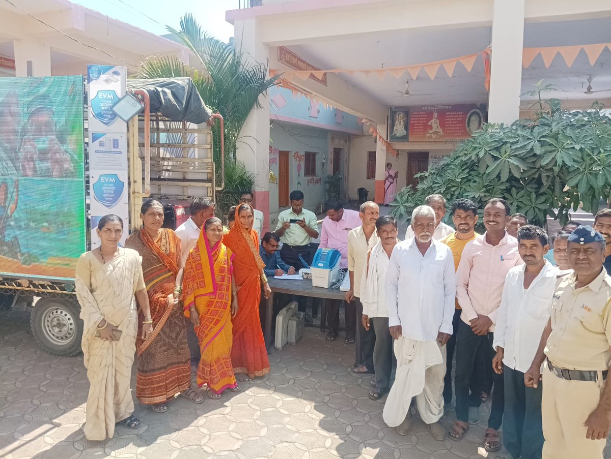 DEO_Latur's tweet photo. मा. भारत निवडणूक आयोग यांच्या आदेशान्वये दि. १० डिसेंबर, २०२३ ते दि. २९ फेब्रुवारी, २०२४ या कालावधीत राज्यभर सर्व मतदारसंघांमध्ये #EVM Van द्वारे #EVM_VVPAT संबंधी माहिती आणि प्रात्यक्षिकांमार्फत जनजागृती. #evm #ballotunit #bulletproof #shield #controlunit #vvpat #deolatur https://t.co/61jZiYNJFc