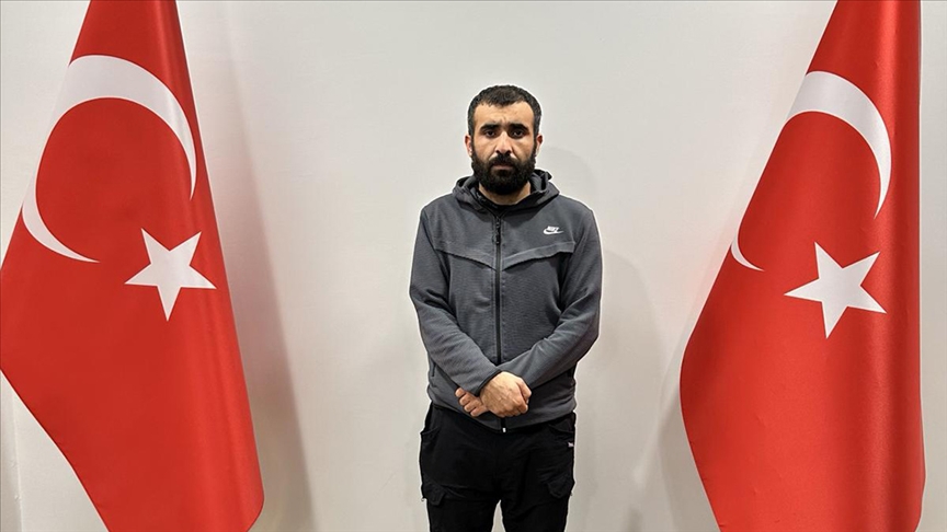 anadoluajansi's tweet photo. Terör örgütü PKK/KCK'nın sözde sorumlularından "Mazlum Mardin" kod adlı Murat Kızıl, Milli İstihbarat Teşkilatı ve Emniyet Genel Müdürlüğünün ortak operasyonuyla Avrupa'ya kaçmaya çalışırken yakalandı https://t.co/7kZT2lfyqS https://t.co/Vc5cfWMkFZ