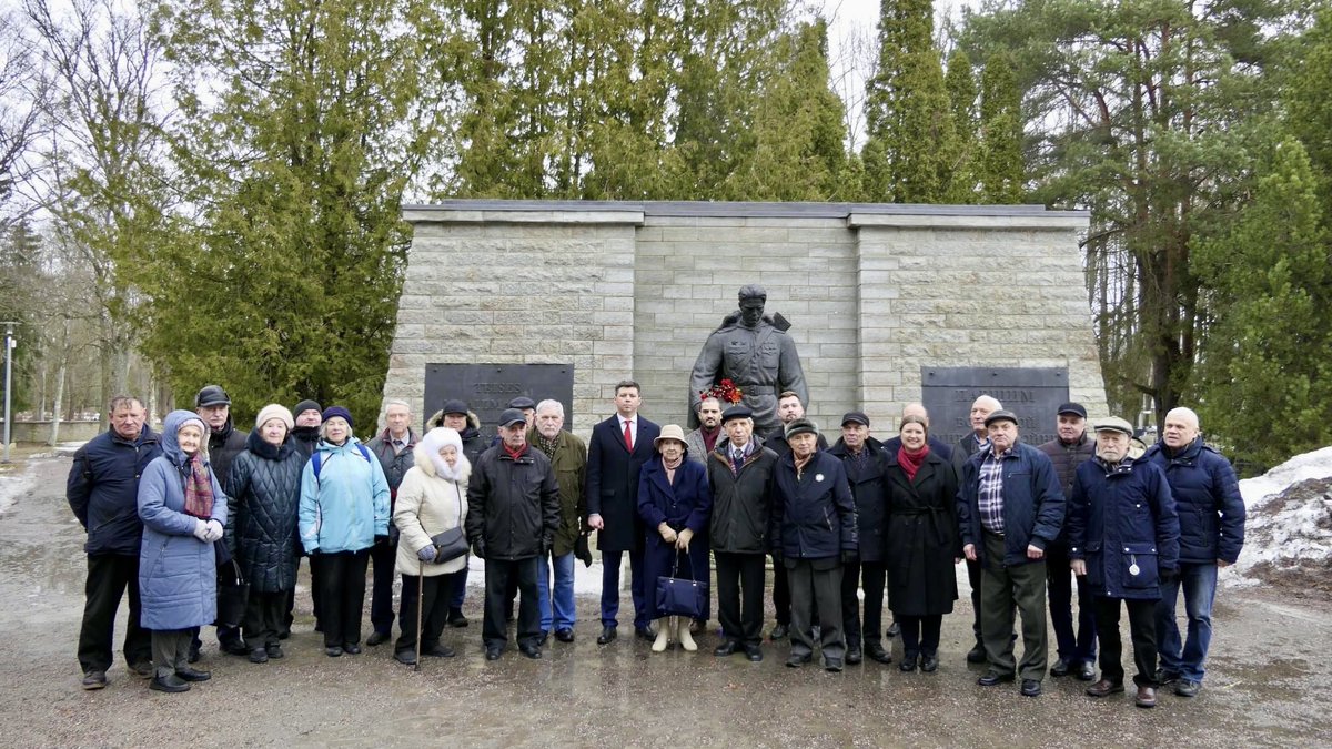 🎖23 февраля в #ДеньЗащитникаОтечества ВПД🇷🇺 в 🇪🇪 Л.Ш.Салимуллин, дипломаты @RusEmbEst, а также представители ветеранских и соотечественных организаций возложили венки и цветы к памятнику Воину-Освободителю на Таллинском военном кладбище. 🔗 t.me/rusembest/2146.