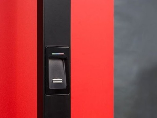 Idencom1's tweet photo. Black &amp; Red https://t.co/8GwQIxiMGm