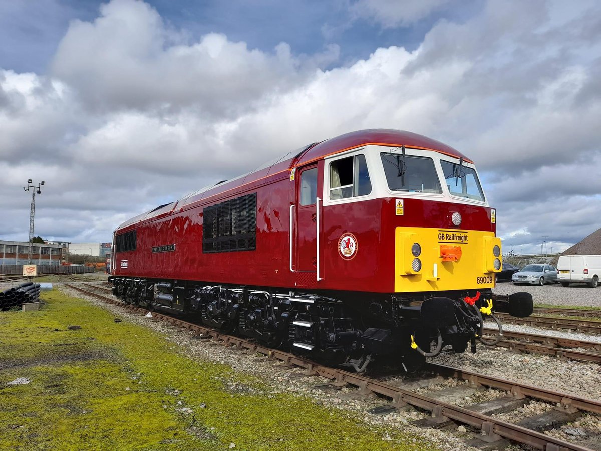 The latest from @ArlingtonFleet’s paintshop is @GBRailfreight 69009 in pseudo Western maroon with WESTERN CONSORT nameplates and cast number plates. 📷 Arlington Fleet Services.