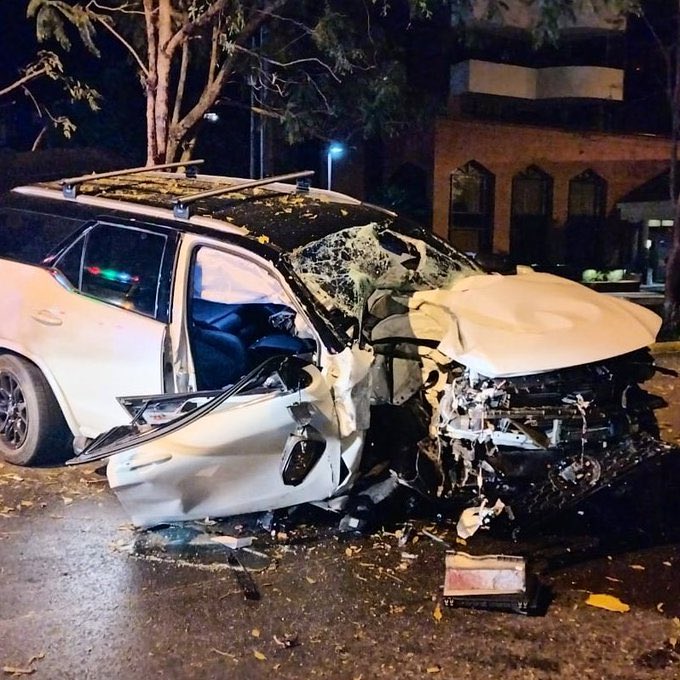 #percansevial
Así quedó este vehículo tras impactar contra arboles en la 5 avenida y 12 calle, zona 14.de la ciudad capital 
La PMT informó que bomberos trasladaron al piloto a un centro asistencial.