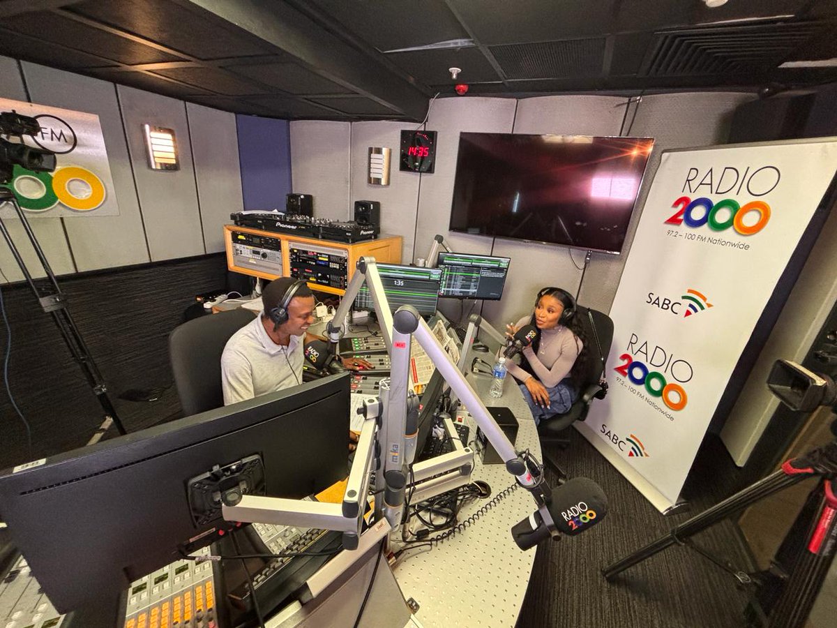 Radio2000_ZA's tweet photo. IN STUDIO | #TheRoyalPlayground
With @DavidMashabela
@DJZinhle is going head to head with the King ๐ป๐ถ
Catch the live stream on YouTube:
https://t.co/9IuYvWrX6N
#WhoHasTheBestMusicCollection
#Radio2000 https://t.co/JKhbD6uQLC