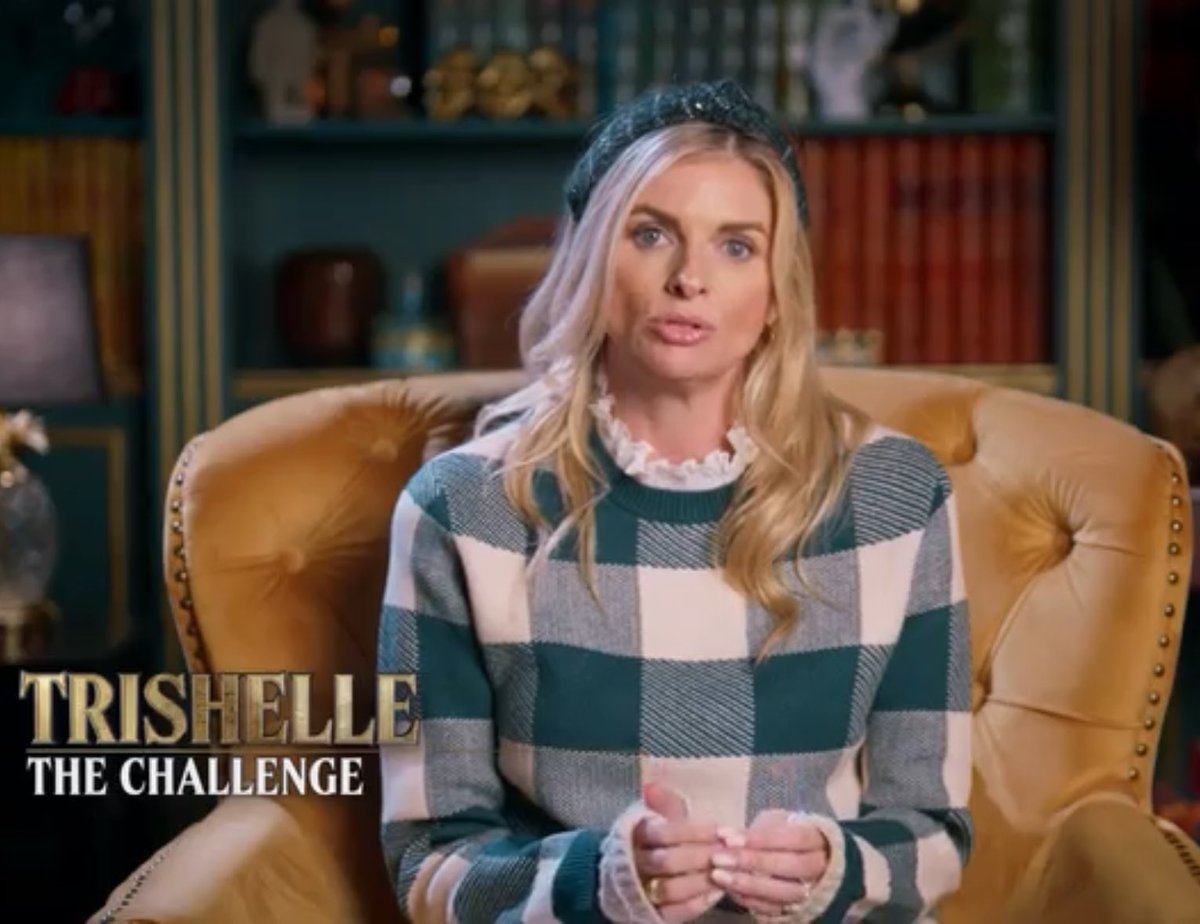 yolanda_parody's tweet photo. I think it‘s sick of her to wear a headband the day after Parvati was banished. Distasteful and sick. https://t.co/fNBlFbNDM5