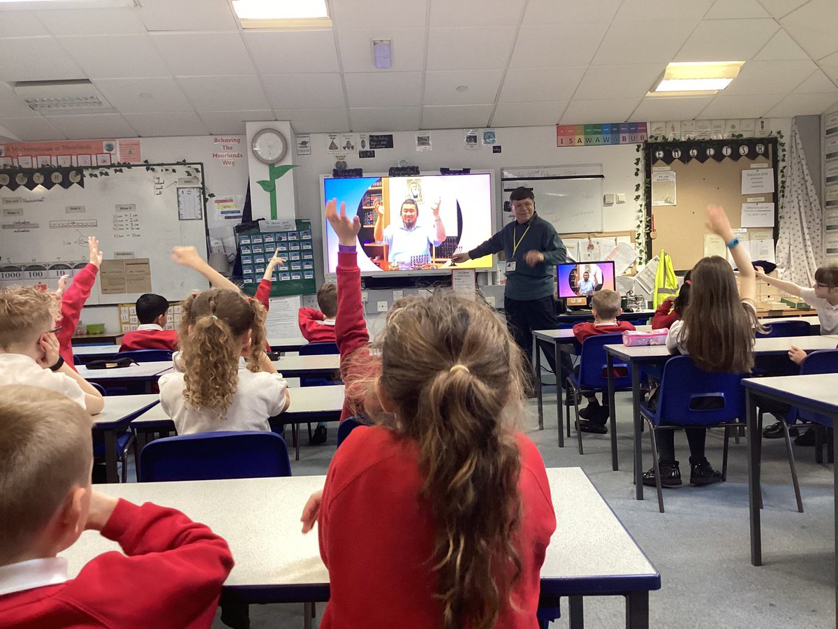MoorlandsHudds's tweet photo. Yesterday Year 3 enjoyed listening to our visitor Freddy Naftel talk to us about Judaism, our current R.E. topic. We learnt about different synagogues, the Torah, the Sabbath and about traditional foods, to name a few things! The children asked lots of questions. #MPSRE https://t.co/eanUV3Uu67