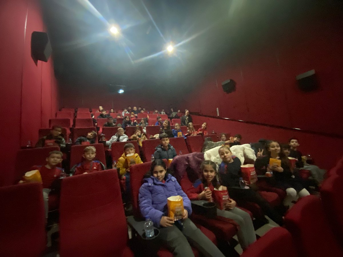 BkAkhisar_'s tweet photo. 🎬 Film, görsel ve işitsel öğrenmeyi destekler.Arkadaşlarımızla birlikte film izlemek ise duyguları paylaşmayı,empati geliştirmeyi ve eleştirel düşünmeyi teşvik eder.Bugün 2.Sınıf öğrencilerimizle birlikte Akhisar Cinens Sinema Salonuna giderek filmimizi izledik ve çok eğlendik🍿 https://t.co/gstzGb7dkt