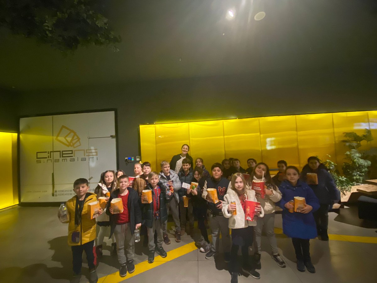 🎬 Film, görsel ve işitsel öğrenmeyi destekler.Arkadaşlarımızla birlikte film izlemek ise duyguları paylaşmayı,empati geliştirmeyi ve eleştirel düşünmeyi teşvik eder.Bugün 2.Sınıf öğrencilerimizle birlikte Akhisar Cinens Sinema Salonuna giderek filmimizi izledik ve çok eğlendik🍿