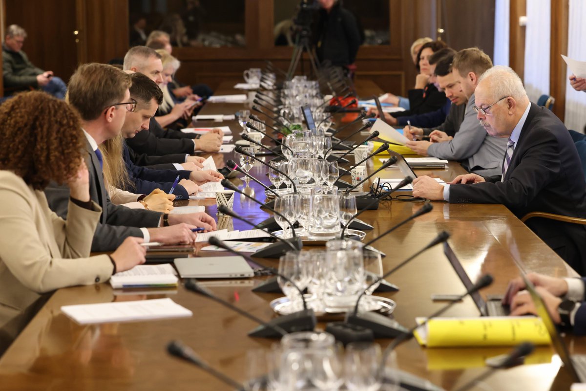 Na seji Odbora za zadeve Evropske unije <a href="/Drzavnizbor/">Državni zbor</a>  je DS mag. Marko Koprivc poslankam in poslancem predstavil Poročilo o izvajanju evropske kohezijske politike 2014–2020 in 2021–2027.
📌Uspešno smo zaključili izvajanje EKP 2014-2020 in 100% izkoristili kohezijska sredstva EU