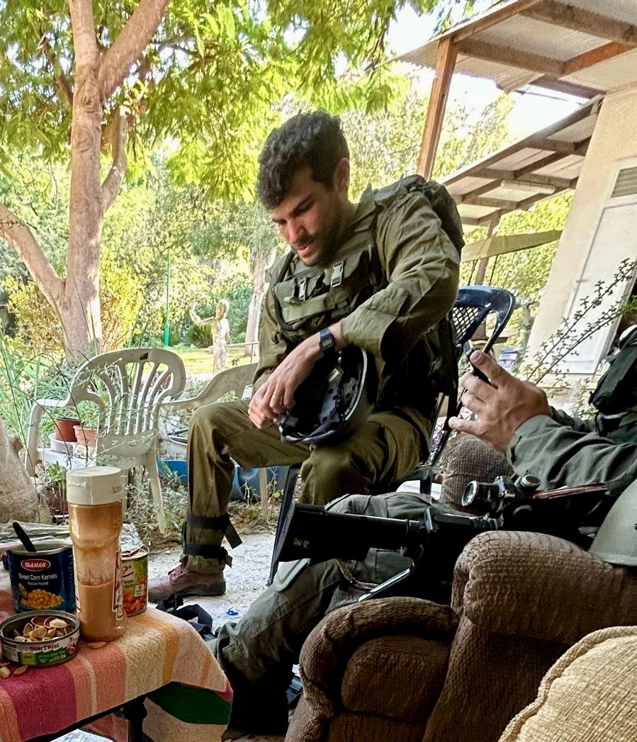 omrironen24's tweet image. עמית שלום, 
התמונה צולמה בניר עוז ב8.10, לאחר 24 שעות לחימה. בזמן הזה ״אחים לנשק״ הקימו את החמ״ל האזרחי, פינו וחילצו בגופם את אנשי העוטף, איתרו ומיפו נעדרים וחטופים. היום אני אחרי 140 ימי מילואים, מה אתה עשית לטובת המדינה מאז?
במה אתה השתנת? 
אותה רטוריקה ואותו פילוג. 
אנחנו הבנו…