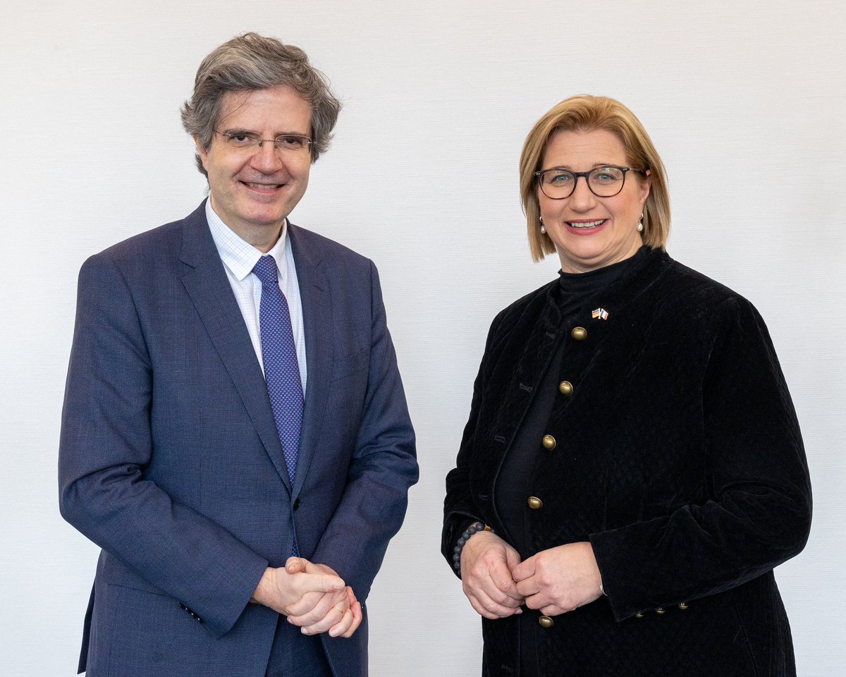 Die Kulturbevollmaechtigte (@kulturdtfrz) on Twitter photo Ich freue mich, mit dem französischen Botschafter einen engagierten Partner für die gemeinsame deutsch-französische Sache an meiner Seite zu haben. Unsere Länder sind seit 60 Jahren Vorbild für grenzüberschreitende Freundschaft und grenzübergreifende Lösungen. 🇫🇷🇩🇪 <a href="/Amb_Delattre/">François Delattre</a> Ich freue mich, mit dem französischen Botschafter einen engagierten Partner für die gemeinsame deutsch-französische Sache an meiner Seite zu haben. Unsere Länder sind seit 60 Jahren Vorbild für grenzüberschreitende Freundschaft und grenzübergreifende Lösungen. 🇫🇷🇩🇪 <a href="/Amb_Delattre/">François Delattre</a>