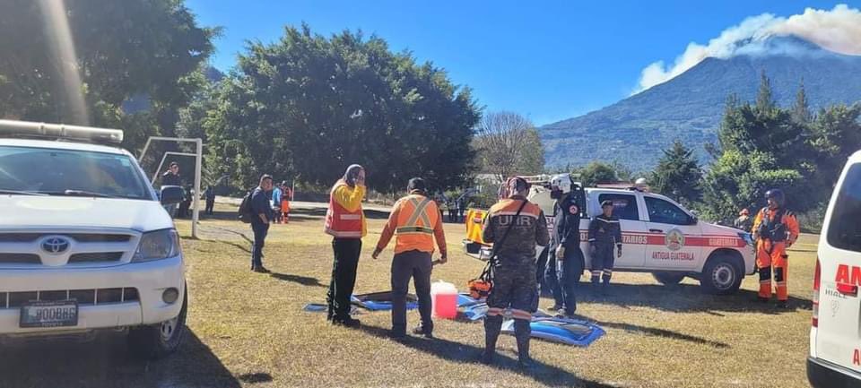 fiaheisenberg's tweet photo. Para mayor efectividad en combatir el incendio del volcán de Agua a uno de los helicópteros le quitaron las puertas y las dejaron sobre la grama del campo del INVAL.  Un conductor  de CONRED no las vio y le pasó las llantas a las 4 puertas.

No hay palabras para el nivel de esta gente.