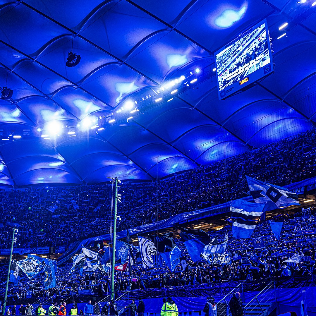 HSV's tweet photo. 🎙 | Zum Abschluss der PK gibt Steffen #Baumgart die Marschroute für Sonntag vor: "Es gibt Stadien, die für sich sprechen. Hier auflaufen zu dürfen, das ist unbeschreiblich. Wir wollen einen gemeinsamen Weg gehen und alles dafür tun, um unser klar definiertes Ziel zu erreichen. Die Mannschaft muss zeigen, dass es ihr Rasen ist, damit der Funke auf die Ränge überspringt."

#nurderHSV #HSVELV