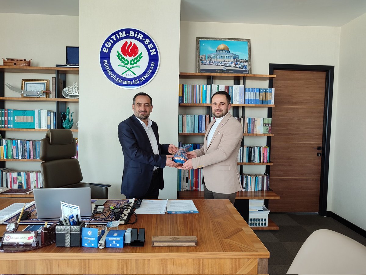 Memur-Sen Genel Başkan Yardımcısı
<a href="/RamazanCakirci/">Ramazan Çakırcı</a> başkanımı genel merkezimizde ziyaret ettim. 
Genç Memur -Sen ve ADEM topluluğumuz da yaptığımız çalışmaları başkanımıza aktardık.  İlgileri için sayın başkanımıza çok teşekkür ederim.
<a href="/mardnadem/">Mardin Artuklu Üni ADEM Topluluğu</a>