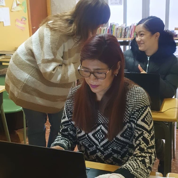 F_Rondilla's tweet image. ✨Bien hecho! 💪Las alumnas finalizan el Itinerario de Cuidados estéticos básicos de uñas, con la última formación grupal de búsqueda activa de empleo🖥️.
Han podido formarse y mejorar su empleabilidad, gracias a la financiación de JCYL y FSE 🇪🇺 #jcyl #jcyleducacion #empleo