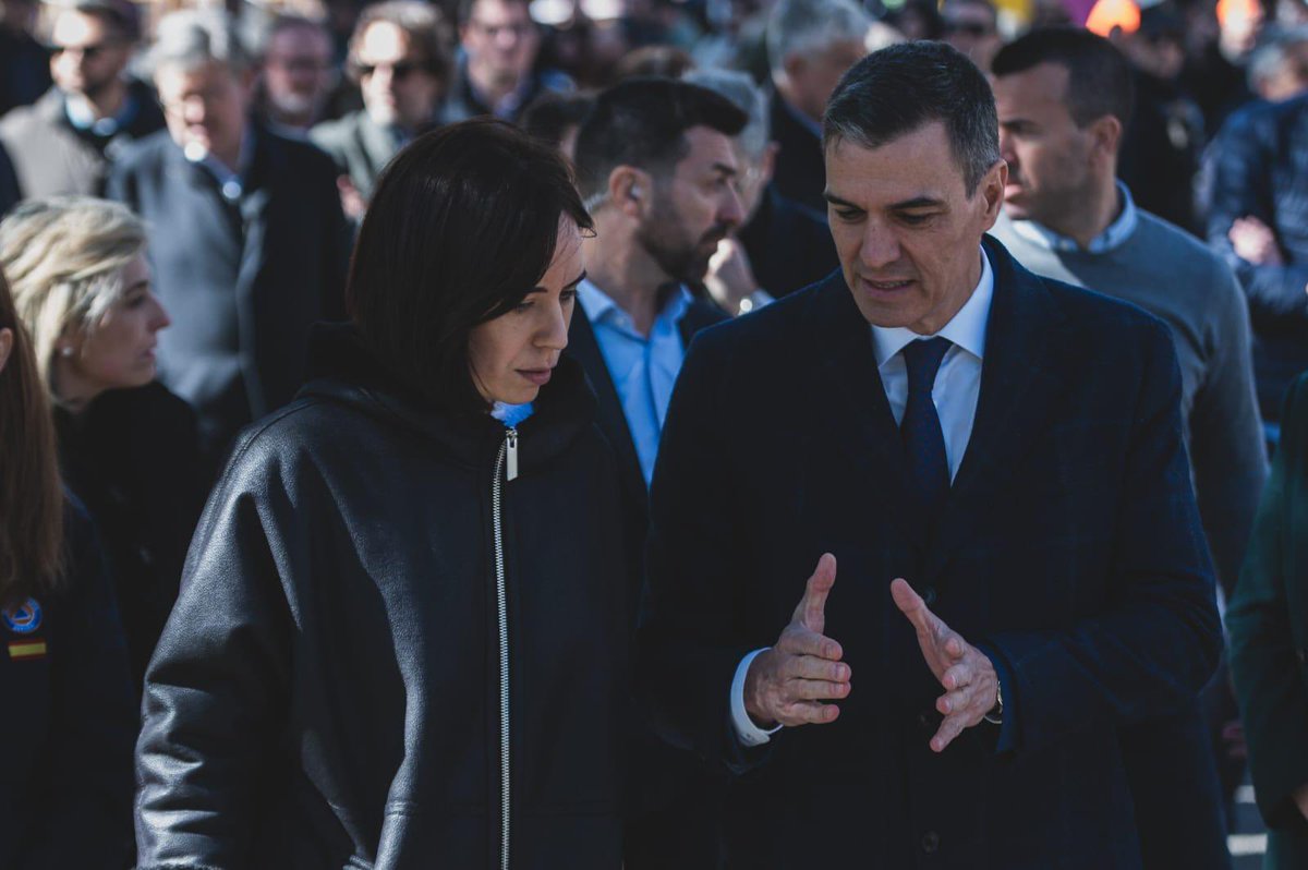 DianaMorantR's tweet photo. Al lado de las víctimas, pendiente de sus necesidades.

El apoyo y la solidaridad del presidente @sanchezcastejon con los familiares de las víctimas es la de todo el país.

Gracias a los profesionales de emergencias que siguen trabajando sin descanso. https://t.co/Tv9oyDORrj