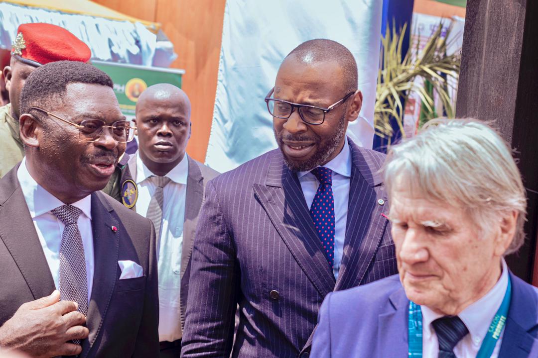 Visite à l'instant du Ministre d'État, Secrétaire Général de la Présidence de la République du Cameroun, M. Ferdinand NGOH NGOH au pavillon #CEMAC, reçu en personne par Monsieur le Représentant-résident Pierre Guillaume BOUM BISSAÏ.
#Cameroun #SGPR #Gouvernement