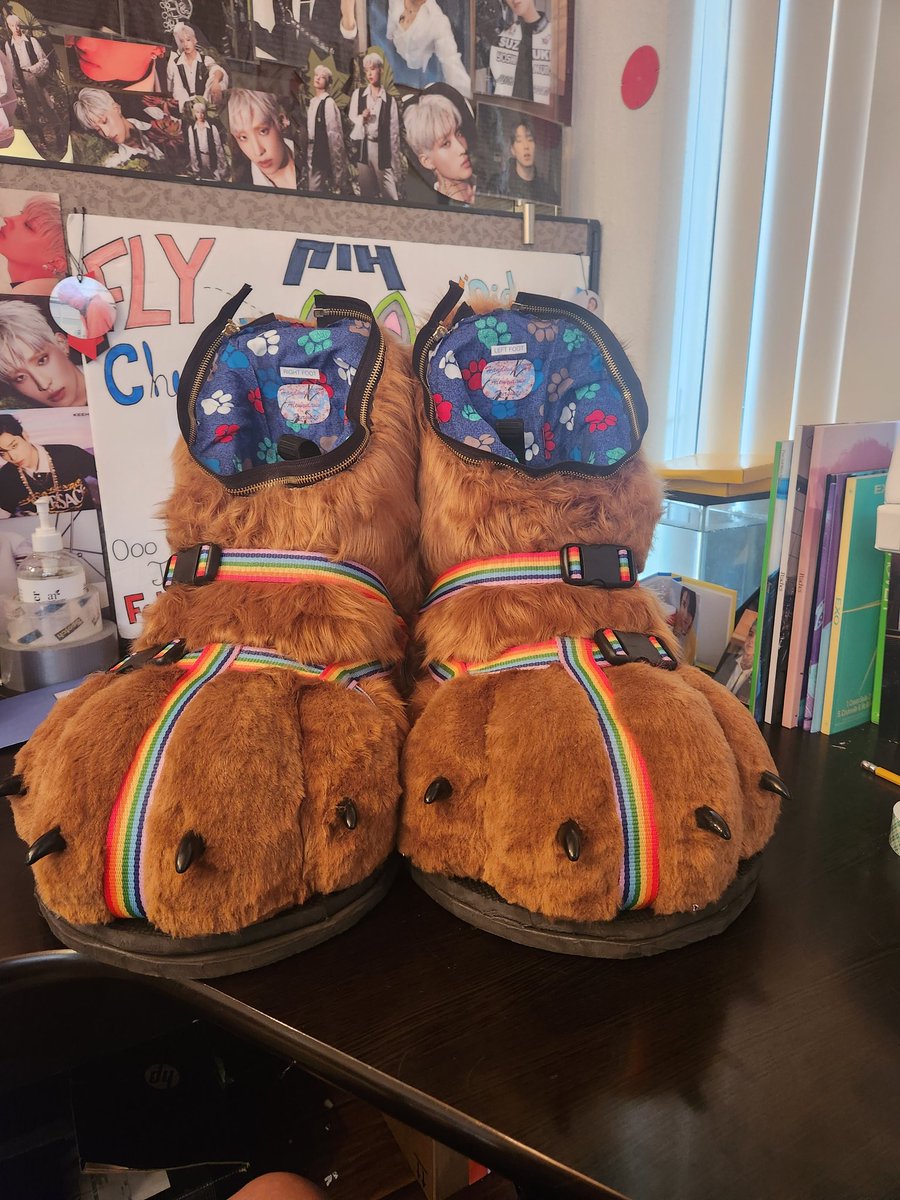 Sakura101791's tweet photo. New feet paws @Aleumdaunsuits https://t.co/A3d3xJmRG3