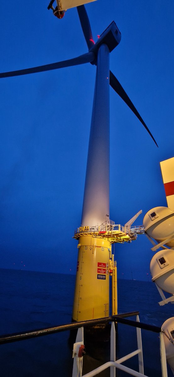 Global_Wind_S's tweet photo. Wishing you all a great and safe weekend with these great photos from offshore wind farm HKZ (Hollandse Kust Zuid) located off the coast of the Netherlands.

Thanks Ivo for sharing the photos with us 🙏

#offshorewind #windenergy #HKZ #servicework #siemensgamesa https://t.co/OTxXaZeiI2