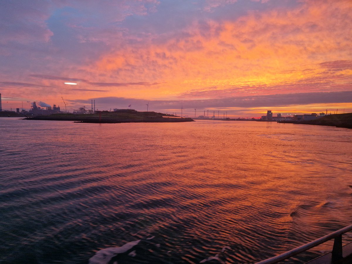 Global_Wind_S's tweet photo. Wishing you all a great and safe weekend with these great photos from offshore wind farm HKZ (Hollandse Kust Zuid) located off the coast of the Netherlands.

Thanks Ivo for sharing the photos with us 🙏

#offshorewind #windenergy #HKZ #servicework #siemensgamesa https://t.co/OTxXaZeiI2