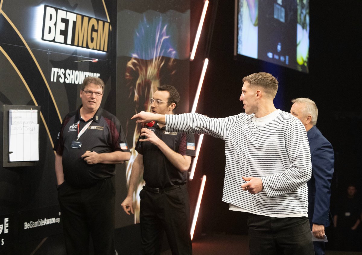 NCL_RedBulls's tweet image. A pleasure to play a small part in a fantastic @OfficialPDC 🎯 event last night.

The lads battled it out in a special nine-dart challenge prior to the main #PLDarts event.

@louisbrown98 got the 𝗪 in the end and Barts... well he tried 🫣.

📸 Official PDC

#TrueNorth