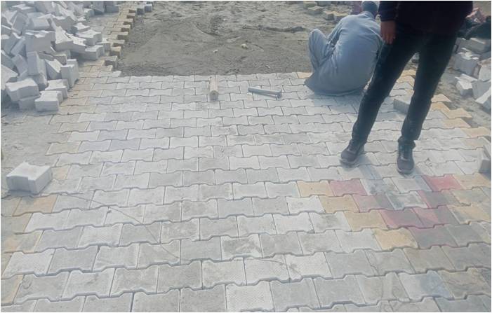 Facade improvement and platform development works underway at Lalkuan Railway Station under ABSS.
#AmritStations 
#NERInfraUpdates
# पुनर्विकास