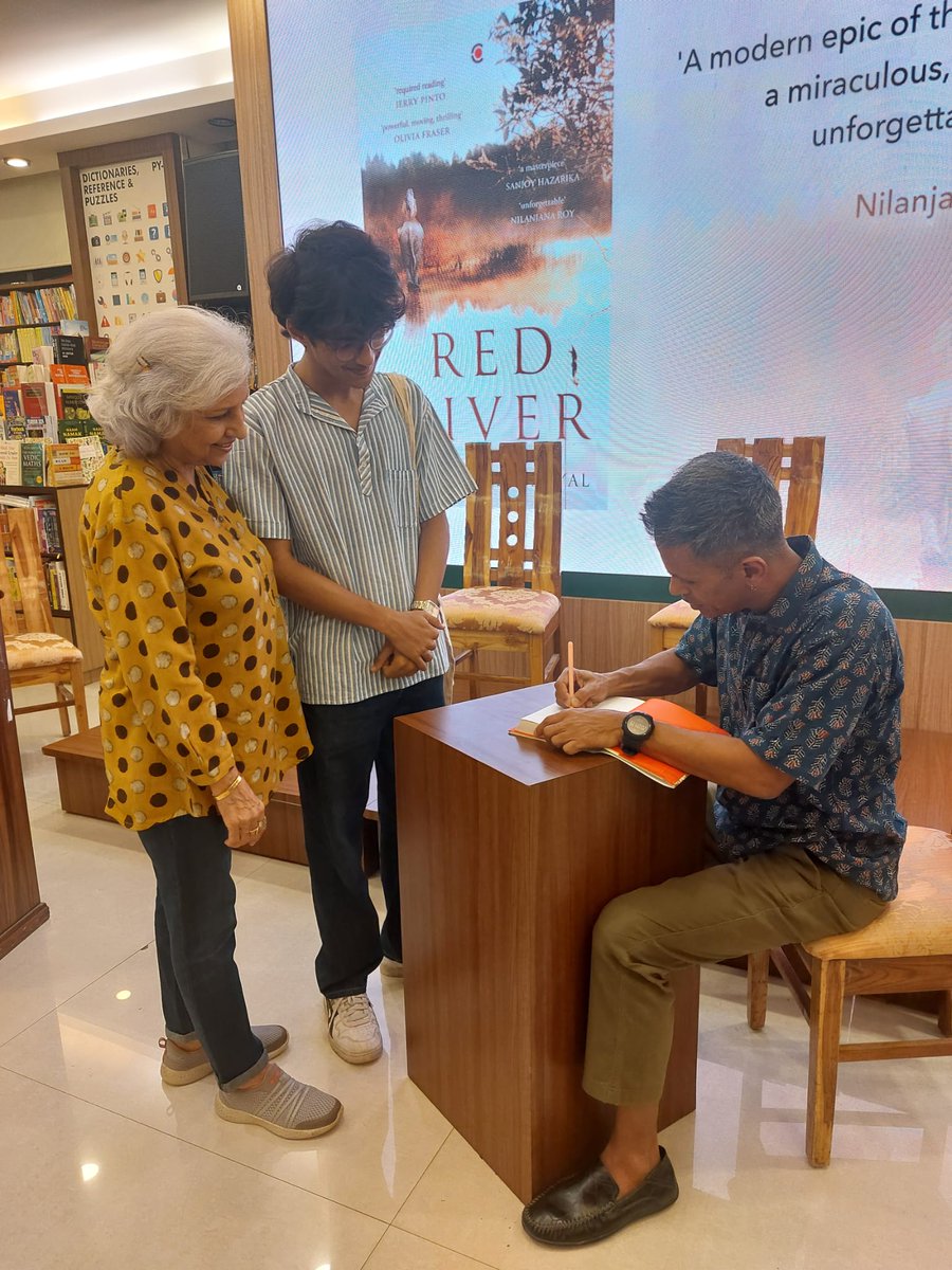 We ended the #RedRiverTour with a full house #Mumbai launch at @titlewavesMUM. 
It was an evening of deep conversations with @sombatabyal @saugatam and @IAmSudhirMishra 

Get your copy of Red River today!