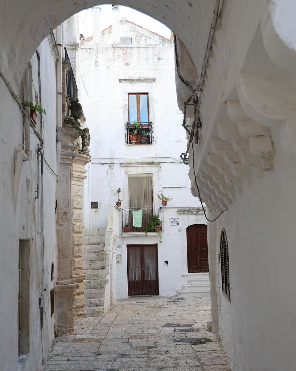 Arroccato sulla Murgia dei Trulli, Cisternino è uno dei @BorghiPiuBelli , venite con noi a fare una passeggiata tra i vicoli lastricati di “chianche” ? 🙃 #WeAreinPuglia 📸 @lorenzo90vi