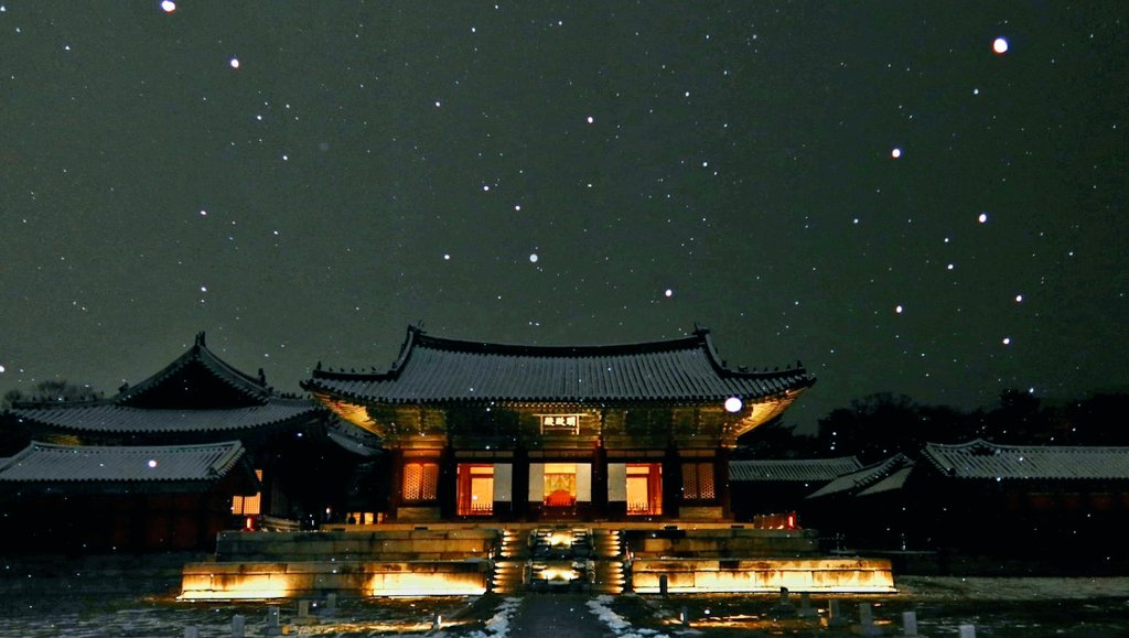 창덕궁에서 우연히 만난 눈풍경에 매료된 이후로 눈이 많이 오는 날이면 틈틈이 궁을 찾은지 꼭 7년 만인 이번주 창경궁 눈 내리는 밤의 궁전을 끝으로 서울 4대궁 겨울 정취를 모두 카메라에 담았다. 

창덕궁(2007)                     경복궁(2021)
덕수궁(2023)                     창경궁(2024)