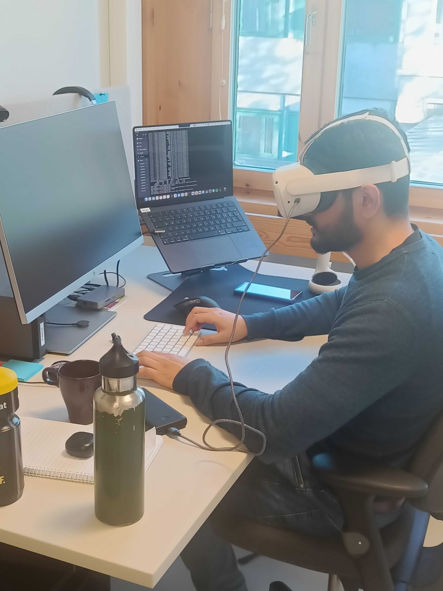 Our postdoc @bilalbioinfo just upgraded his office space with a VR headset to do some serious bioinformatics work 👀😎📊