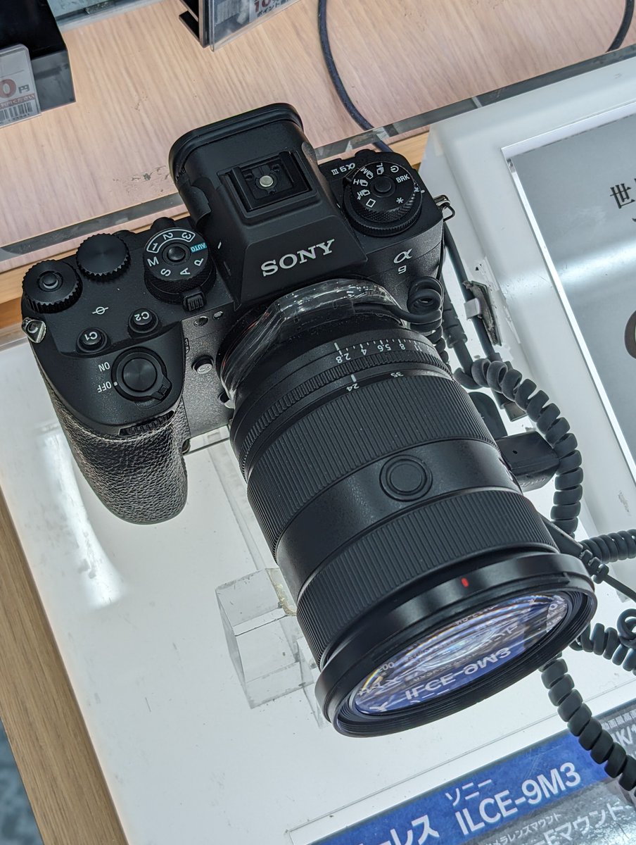 SONY 機の全幅、#a7RV までの131.3mmに対して #a9III は136.1mmで4.8mm