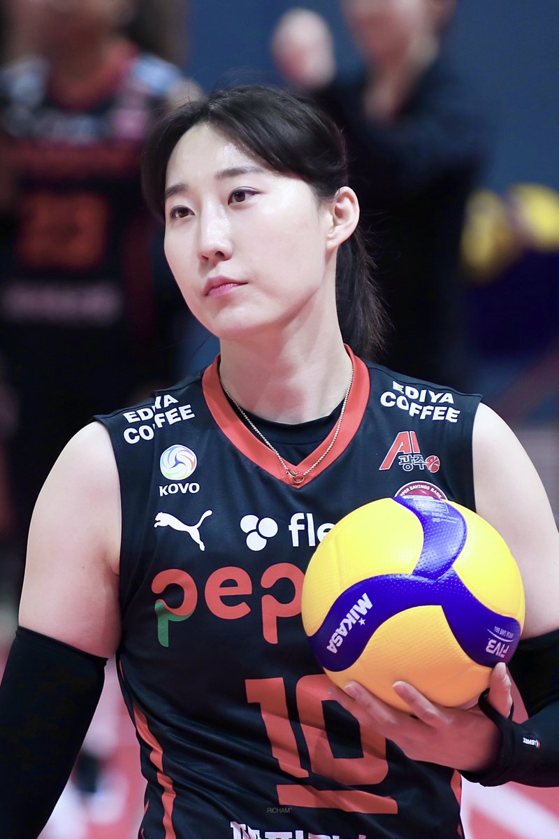 많이 힘들었고, 답답했고, 가끔은 자책하기도 했겠지
앞으로 다 잘될거라고, 좋은 일만 있을거라고 말할 수는 없지만
더 좋은 날 , 행복한 날이 많을 거라고 믿어
너는 눈물이 많이 없다고 했지만 
코트 위에서 누구보다 뜨거운 사람이라는 걸 알아
정아가 많이 웃고 행복했으면 좋겠다 🤍
#박정아