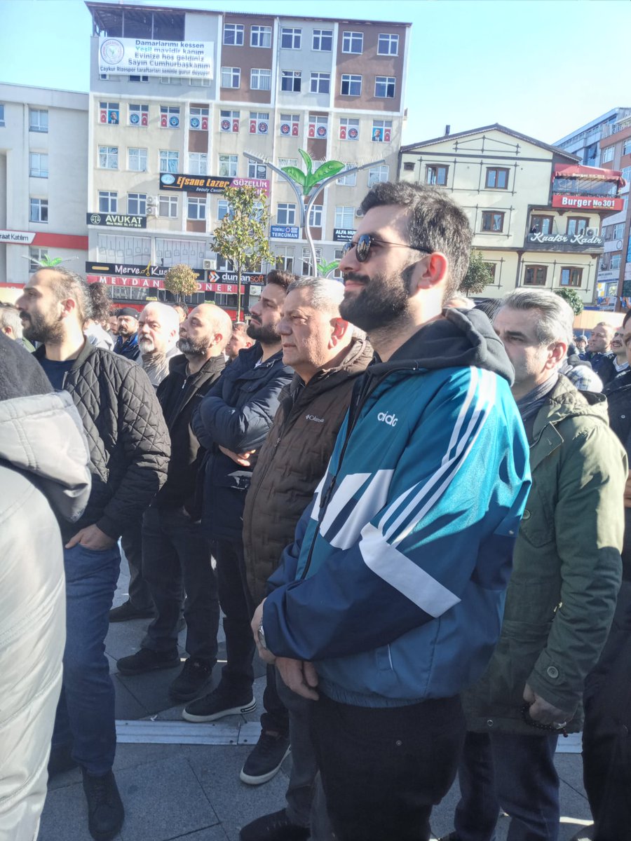 tahsinocakli's tweet photo. Çaykur işçileri kendilerine iktidar çevrelerinin verdiği kadro sözünün tutulmasını istiyor. Çaykur işçileri kadro alana kadar meydanlardayız. https://t.co/yxAgBTWGK5