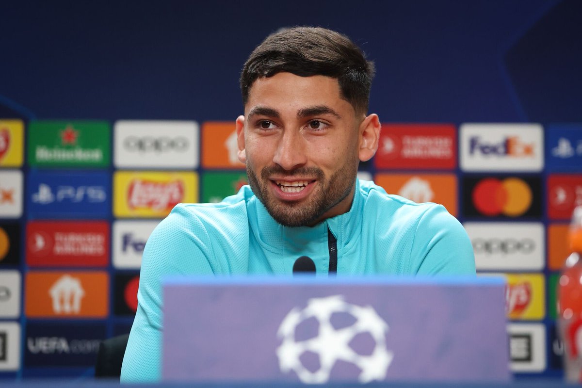 Sorriso de quem sabe perfeitamente que está a chocar toda a Europa com a sua classe e não precisa dos midia para mostrar o que sabe fazer. 

Alan Varela é caso sério e respira Porto!