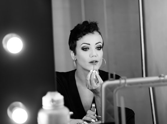 Our beautiful Leading Lady @laurenmayoakley backstage ❤️ #backstage #letmeentertainyou #ukandirelandtour2024 #leadinglady #laurenoakley