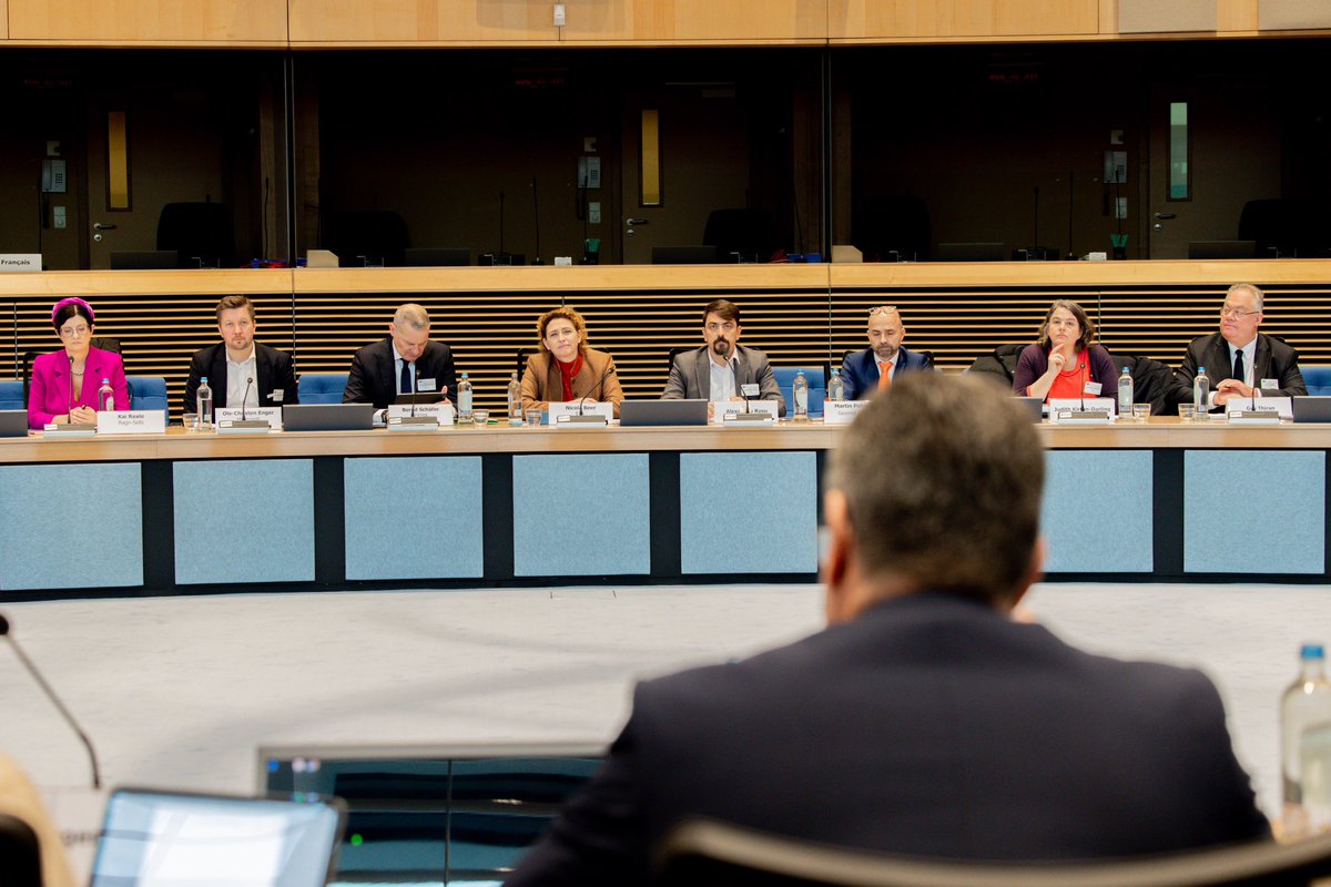 MarosSefcovic's tweet photo. Raising our game in critical #rawmaterials. Glad to continue our series of clean transition dialogues and discuss:
🔸domestic production of primary raw minerals
🔸production of recycled and high-quality secondary raw materials
🔸fair, reliable partnerships with 3rd countries. https://t.co/0s7G0Xtn6S