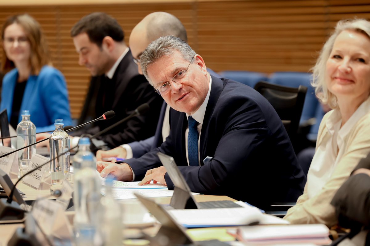 MarosSefcovic's tweet photo. Raising our game in critical #rawmaterials. Glad to continue our series of clean transition dialogues and discuss:
🔸domestic production of primary raw minerals
🔸production of recycled and high-quality secondary raw materials
🔸fair, reliable partnerships with 3rd countries. https://t.co/0s7G0Xtn6S