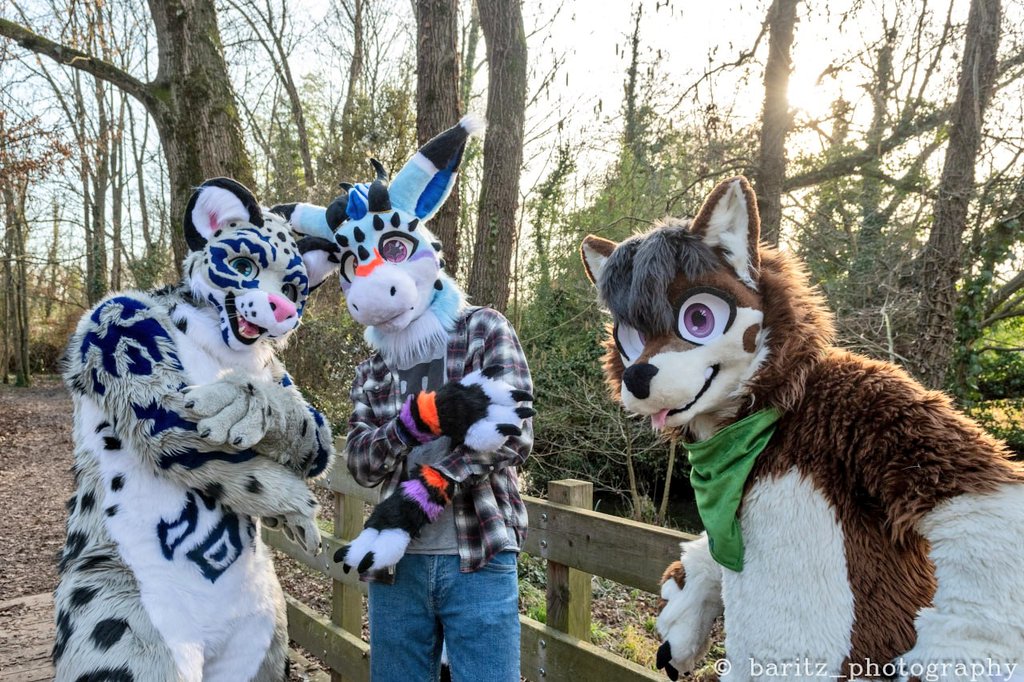 Bedwyr_B's tweet image. Happy #FursuitsFriday !!!
From the left: me, Merkava and @Shasta_Devrik 
Bedwyr ✂️: @TheKarelia 
Shasta ✂️: @CreaturesHalf 
📷: @Baritz3 

#furry #furryfandom #furrycommunity #snowleopard #dragons #husky #fursuit #fursuits #fursuiter